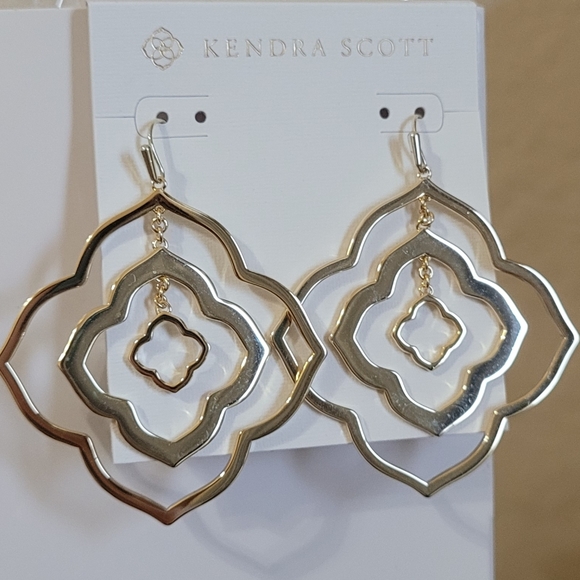 KENDRA SCOTT LARGE LOGO STATEMENT EARRINGS GOLD - Picture 8 of 9